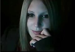 e Valentina you porno amatoriali si diverte a combattere con la pipì