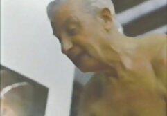 Slut con i capelli rosa in posa in video orgasmi amatoriali lingerie